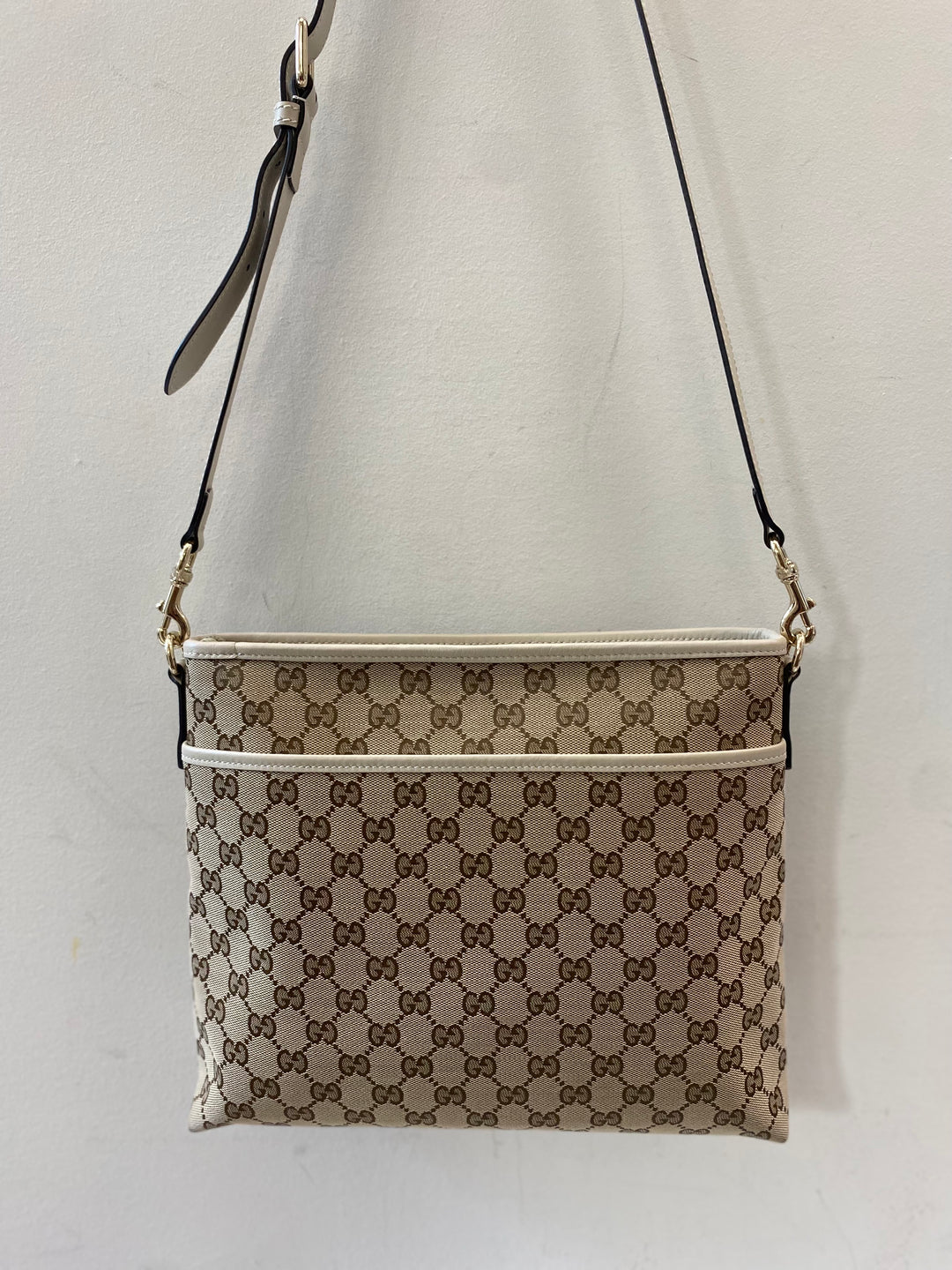 GUCCI GG SUPREME CLASSIC FLAT MESSENGER BAG