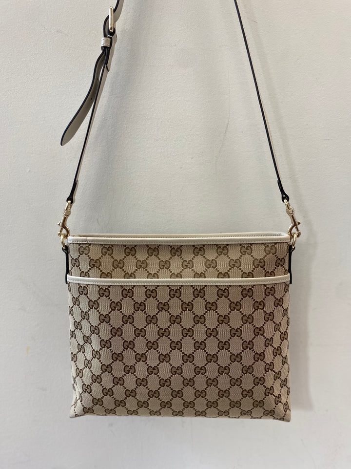 GUCCI GG SUPREME CLASSIC FLAT MESSENGER BAG