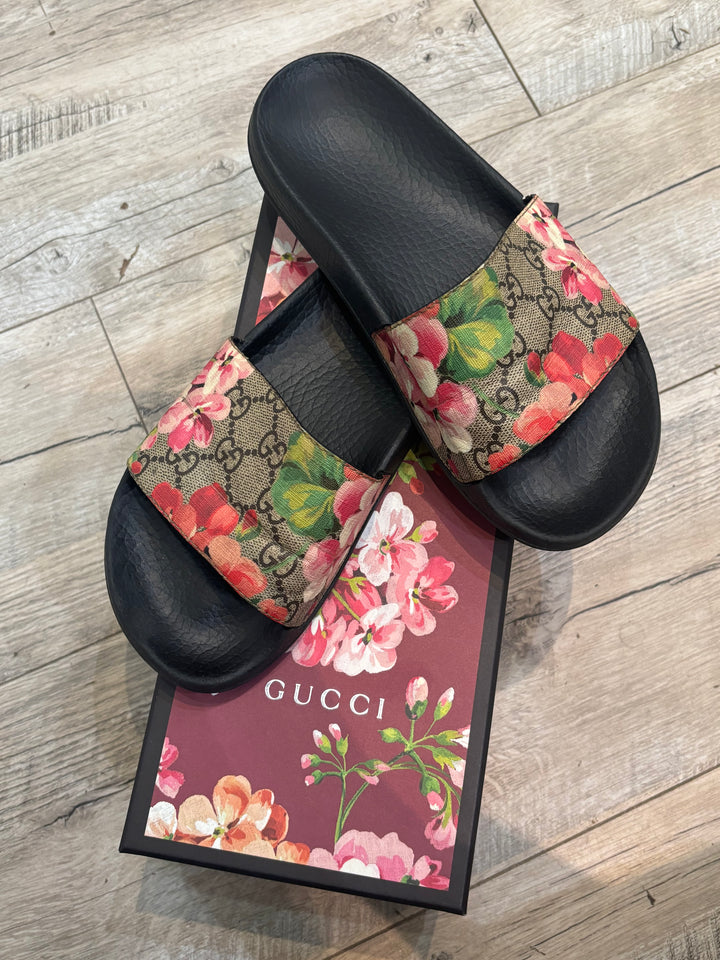 GUCCI GG SUPREME MONOGRAM BLOOMS SLIDE MULES