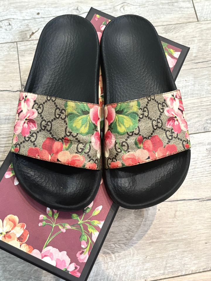 GUCCI GG SUPREME MONOGRAM BLOOMS SLIDE MULES