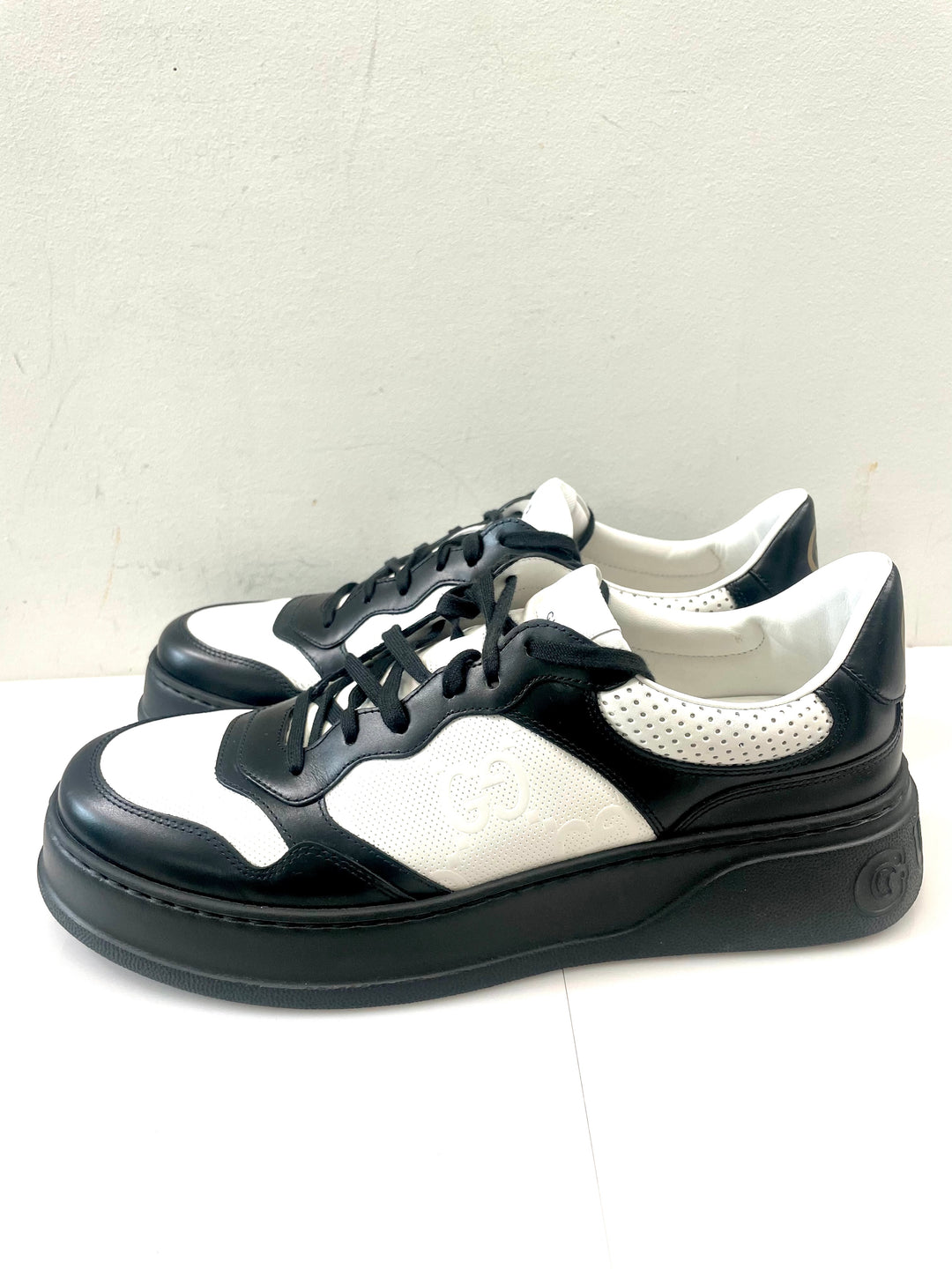 GUCCI GG EMBOSSED LOW-TOP LEATHER SNEAKERS