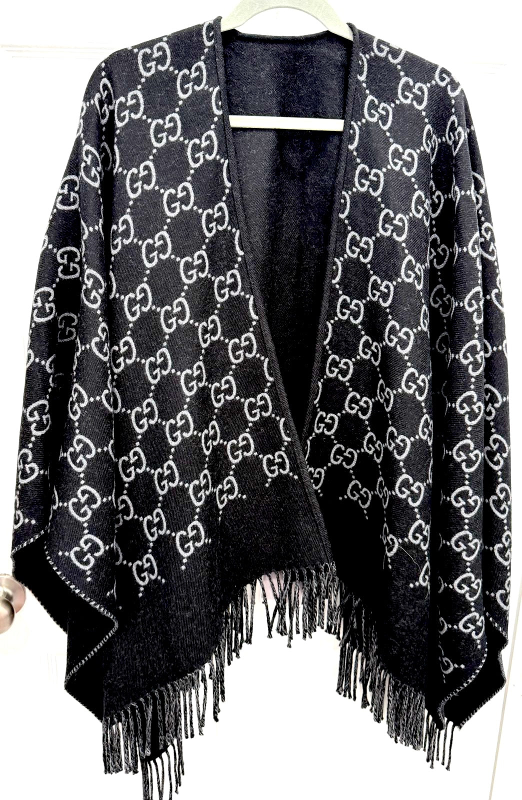 GUCCI GG MONOGRAM WOOL JACQUARD FRINGED CAPE IN BLACK