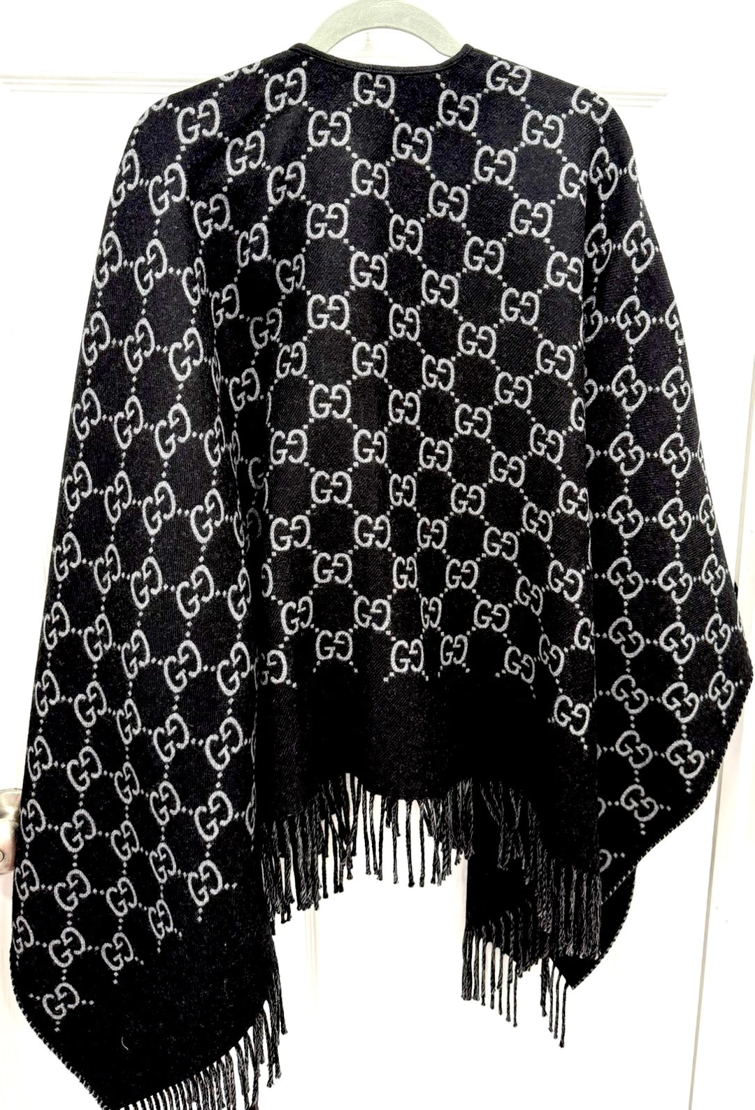 GUCCI GG MONOGRAM WOOL JACQUARD FRINGED CAPE IN BLACK