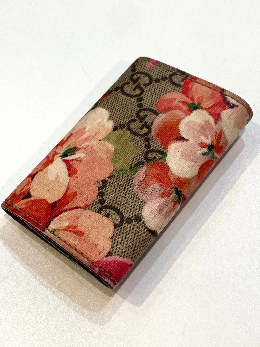 GUCCI GG SUPREME MONOGRAM BLOOMS SIX KEY HOLDER CASE IN DRY ROSE