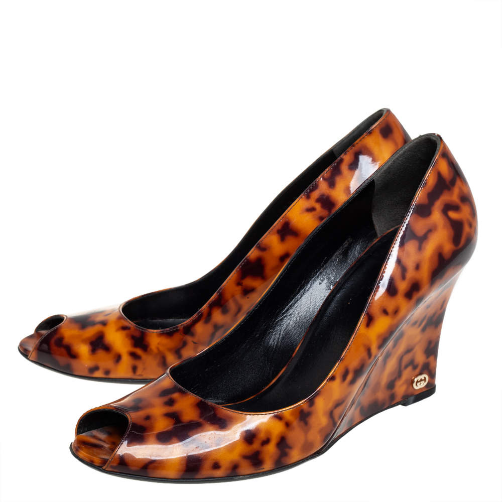 GUCCI LEOPARD PRINT PATENT CALF LEATHER WEDGE HEEL PEEP-TOE PUMPS