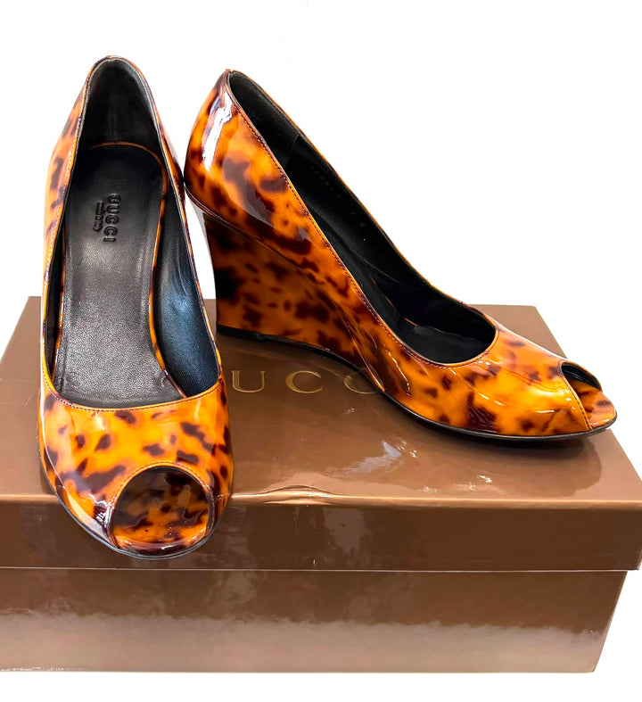 GUCCI LEOPARD PRINT PATENT CALF LEATHER WEDGE HEEL PEEP-TOE PUMPS
