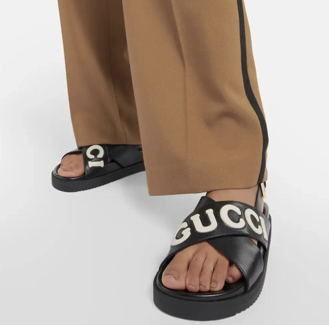 GUCCI LOGO APPLIQUE CROSSOVER CALFSKIN LEATHER SLINGBACK