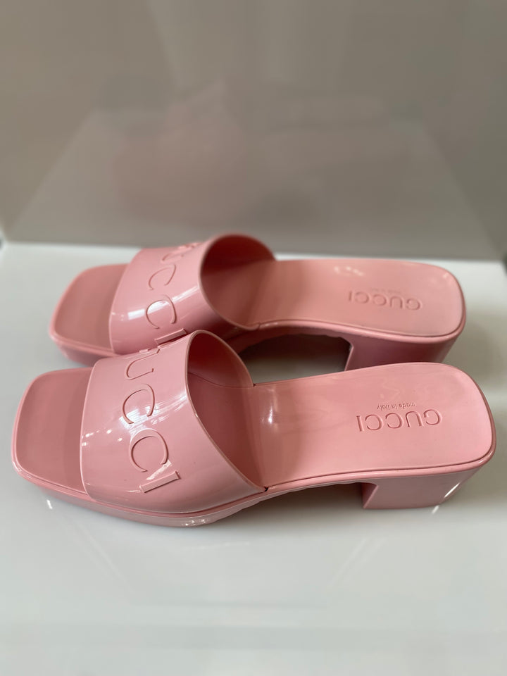 GUCCI PINK 60 EMBOSSED LOGO SLIDE SANDALS