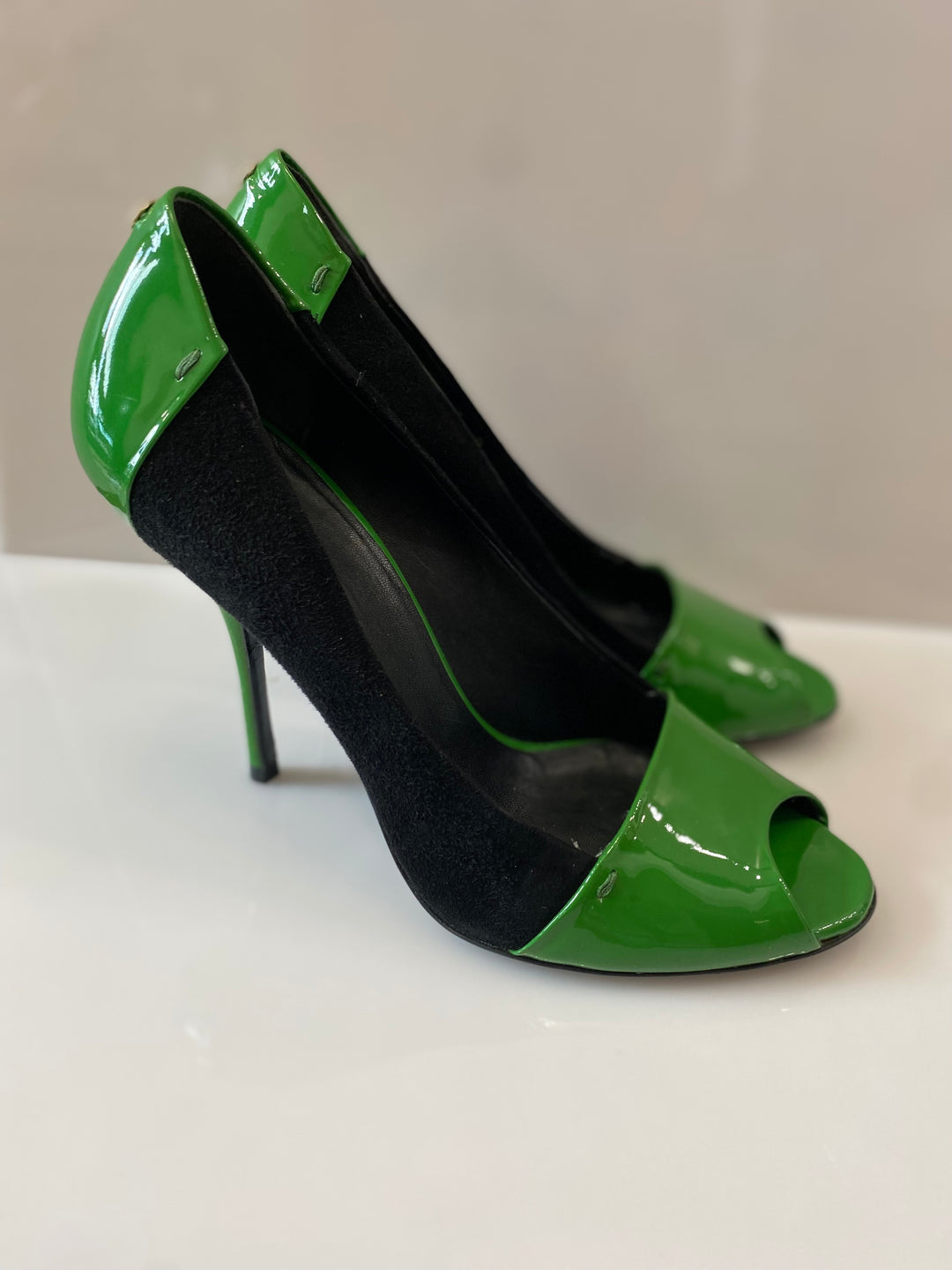 GUCCI PATENT LEATHER PEEP TOE PUMPS