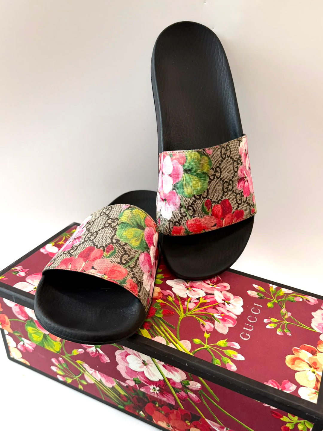 GUCCI GG MONOGRAM BLOOMS PURSUIT POOL SLIDE SANDALS