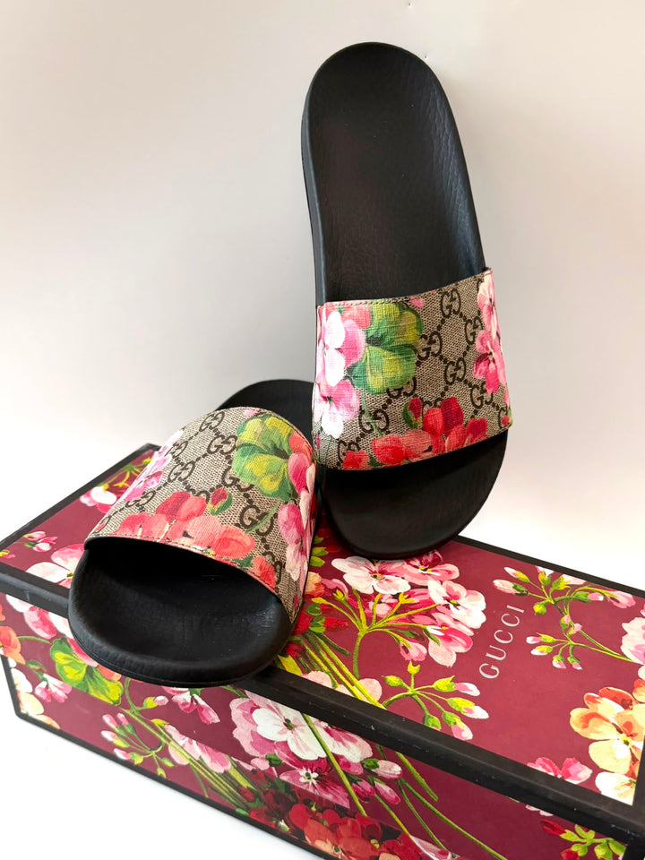 GUCCI GG MONOGRAM BLOOMS PURSUIT POOL SLIDE SANDALS