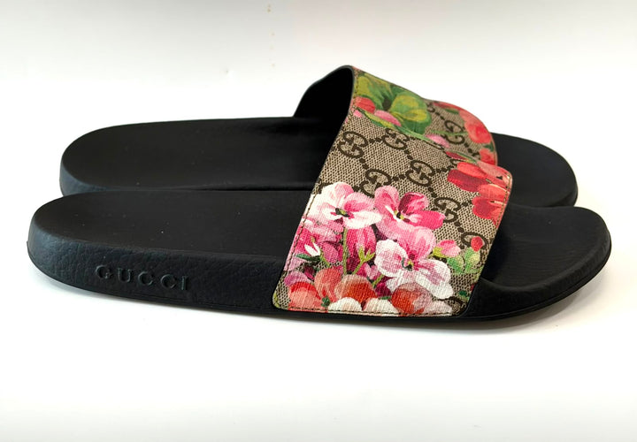 GUCCI GG MONOGRAM BLOOMS PURSUIT POOL SLIDE SANDALS