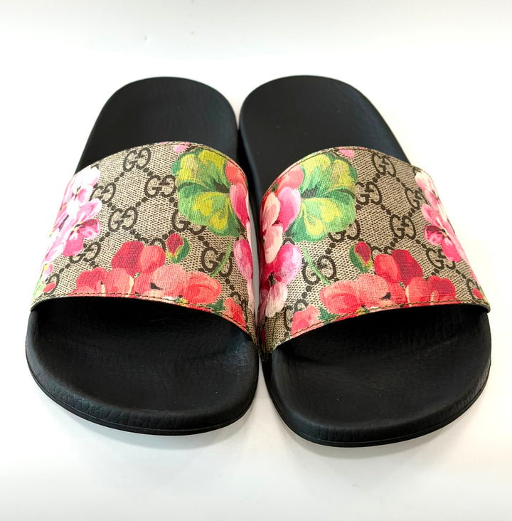 GUCCI GG MONOGRAM BLOOMS PURSUIT POOL SLIDE SANDALS