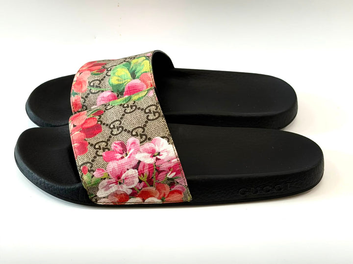 GUCCI GG MONOGRAM BLOOMS PURSUIT POOL SLIDE SANDALS
