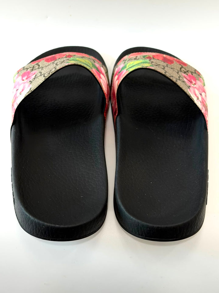 GUCCI GG MONOGRAM BLOOMS PURSUIT POOL SLIDE SANDALS