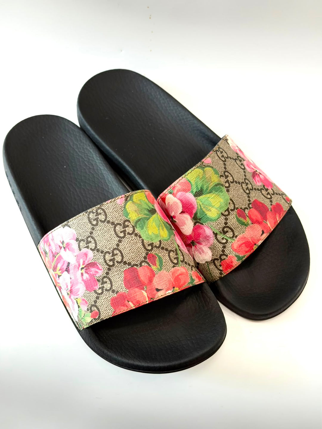 GUCCI GG MONOGRAM BLOOMS PURSUIT POOL SLIDE SANDALS