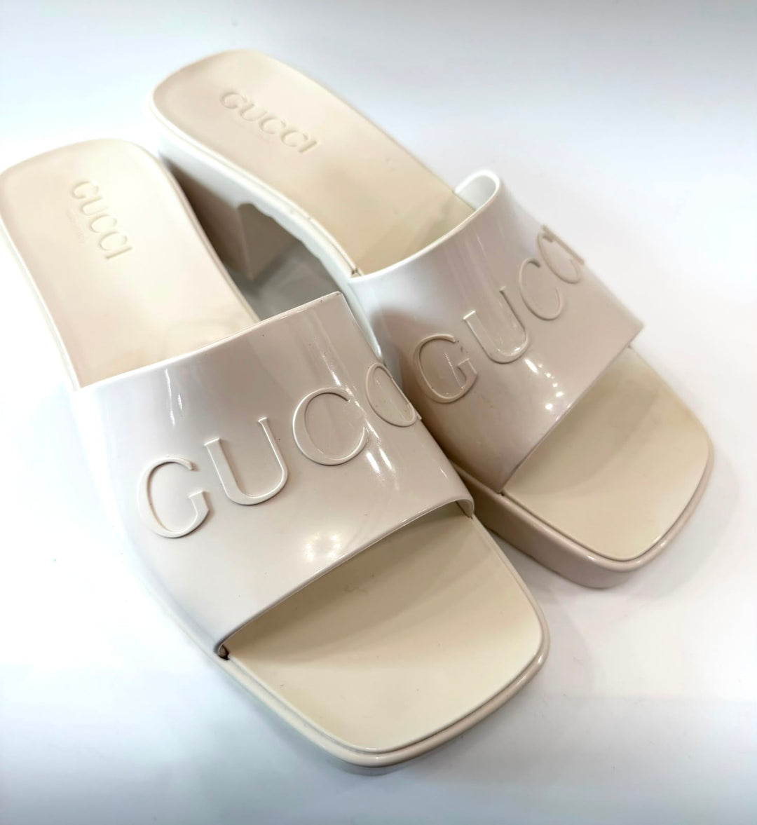GUCCI EMBOSSED LOGO PLATFORM RUBBER MULES