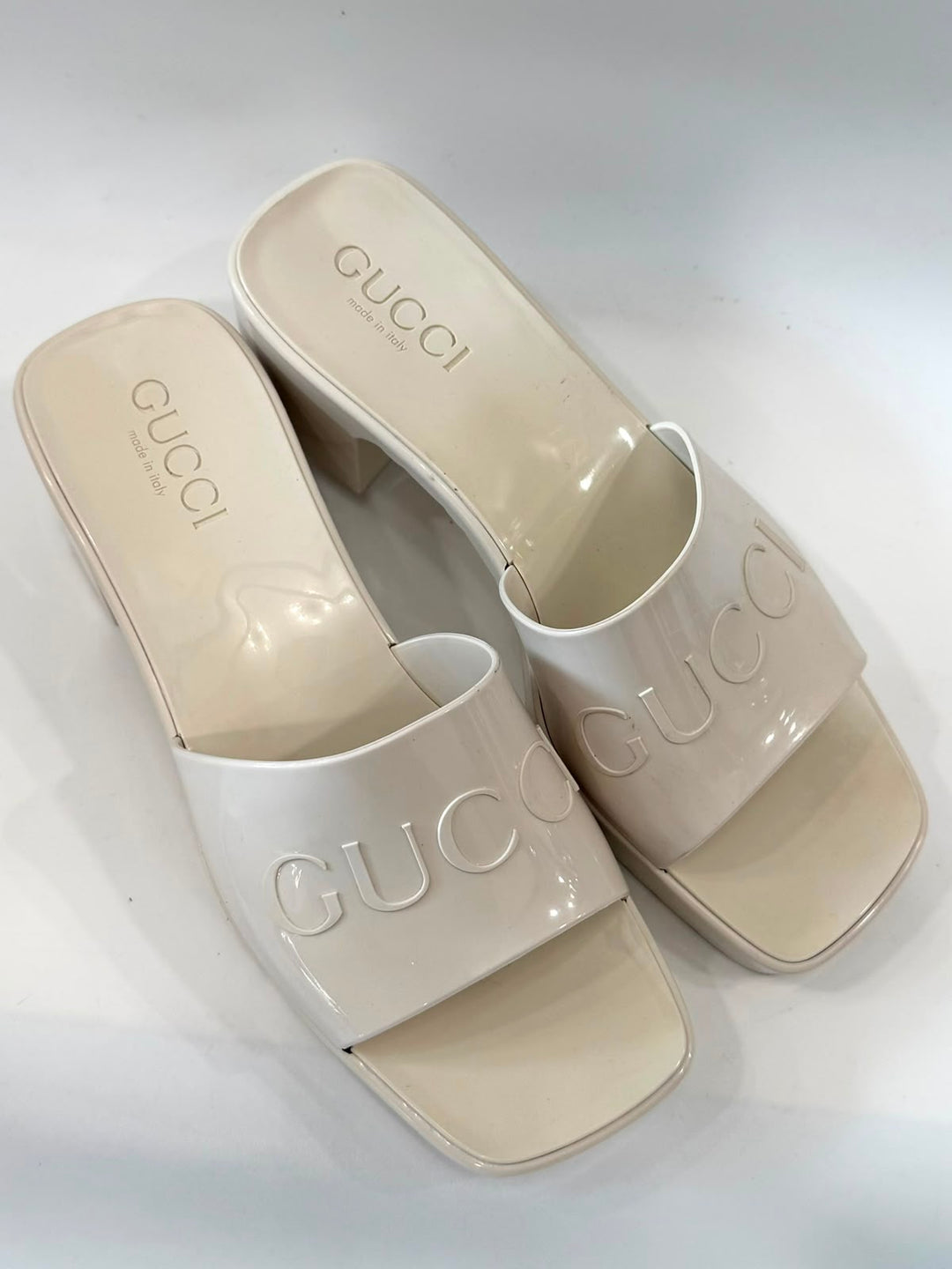 GUCCI EMBOSSED LOGO PLATFORM RUBBER MULES