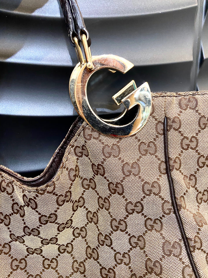 GUCCI GG SUPREME LARGE CHARLOTTE HOBO BAG