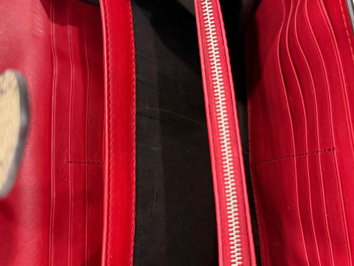 GUCCI GG SUPREME DIONYSUS WALLET ON CHAIN – CHERRY RED LEATHER INTERIOR