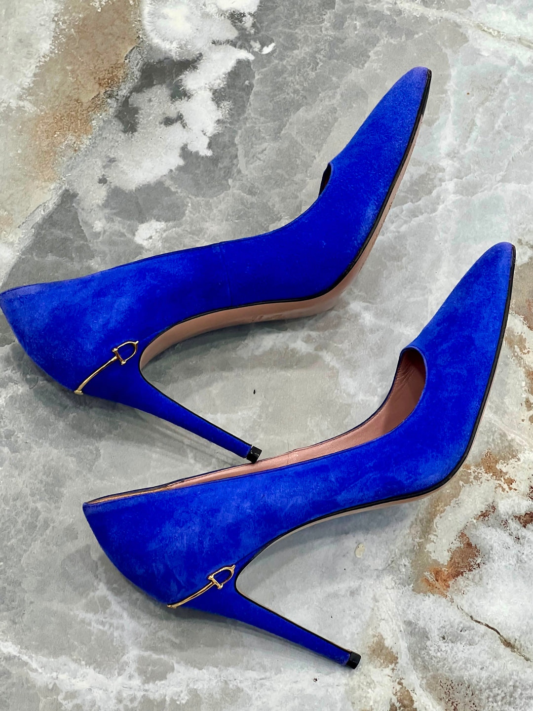GUCCI DÉCOLLETÉ POINTED-TOE HORSEBIT SUEDE PUMPS