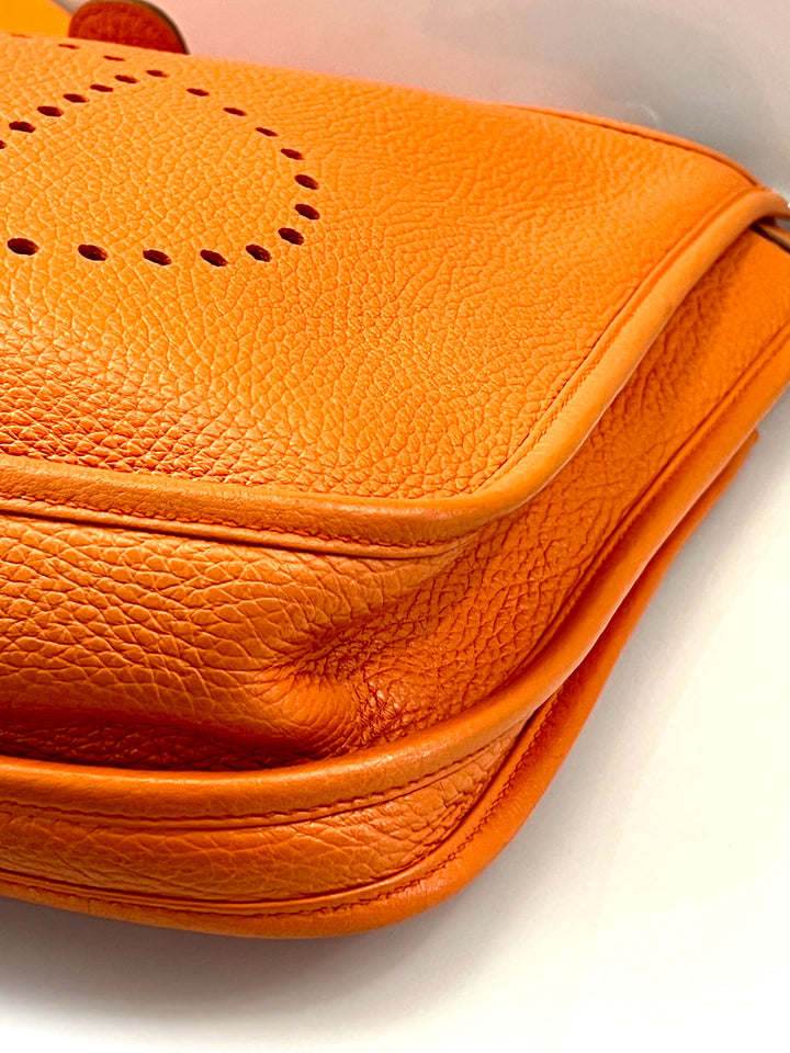 HERMÈS EVELYNE III PM CLEMENCE SHOULDER BAG IN ORANGE