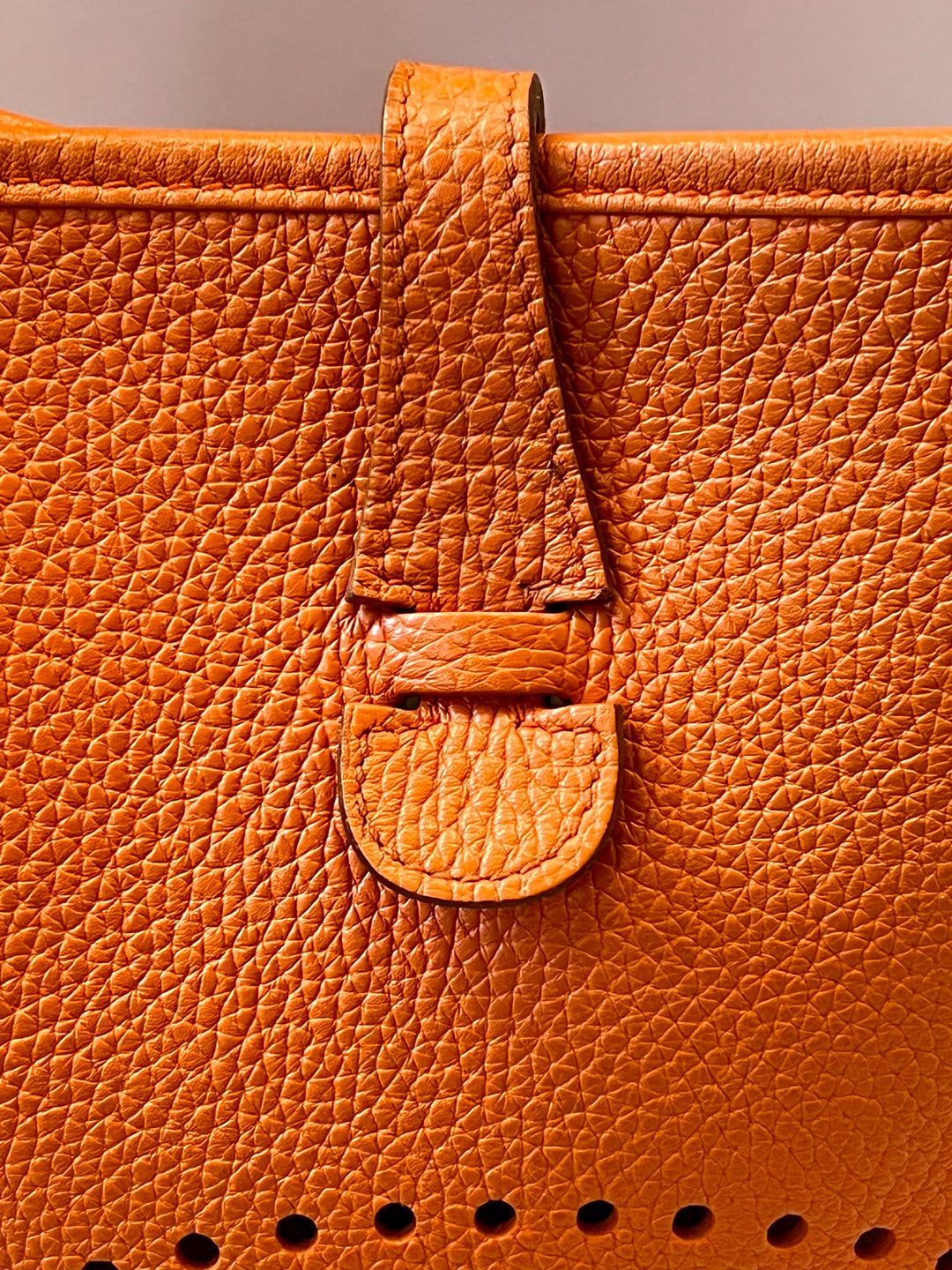 HERMÈS EVELYNE III PM CLEMENCE SHOULDER BAG IN ORANGE