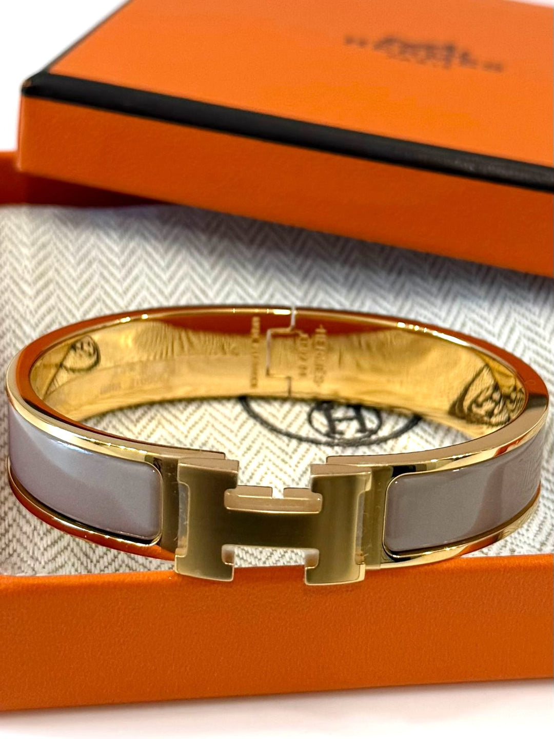 HERMÈS CLIC CLAC H ENAMEL BRACELET PM – MARRON GLACÉ