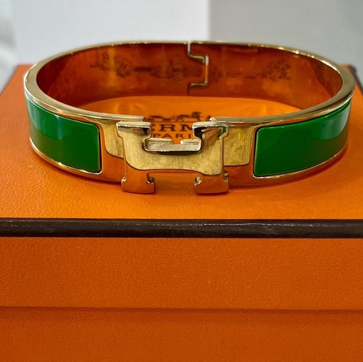HERMÈS ENAMEL NARROW CLIC CLAC H BRACELET IN GREEN