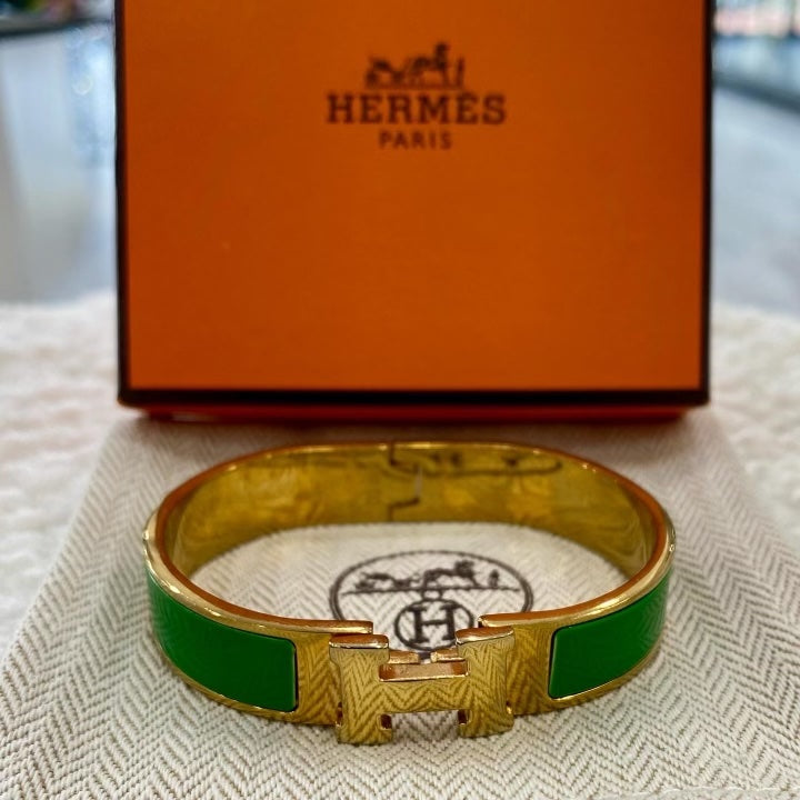 HERMÈS ENAMEL NARROW CLIC CLAC H BRACELET IN GREEN