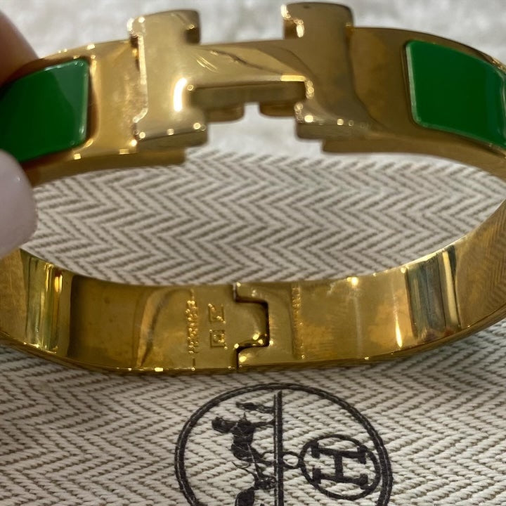 HERMÈS ENAMEL NARROW CLIC CLAC H BRACELET IN GREEN