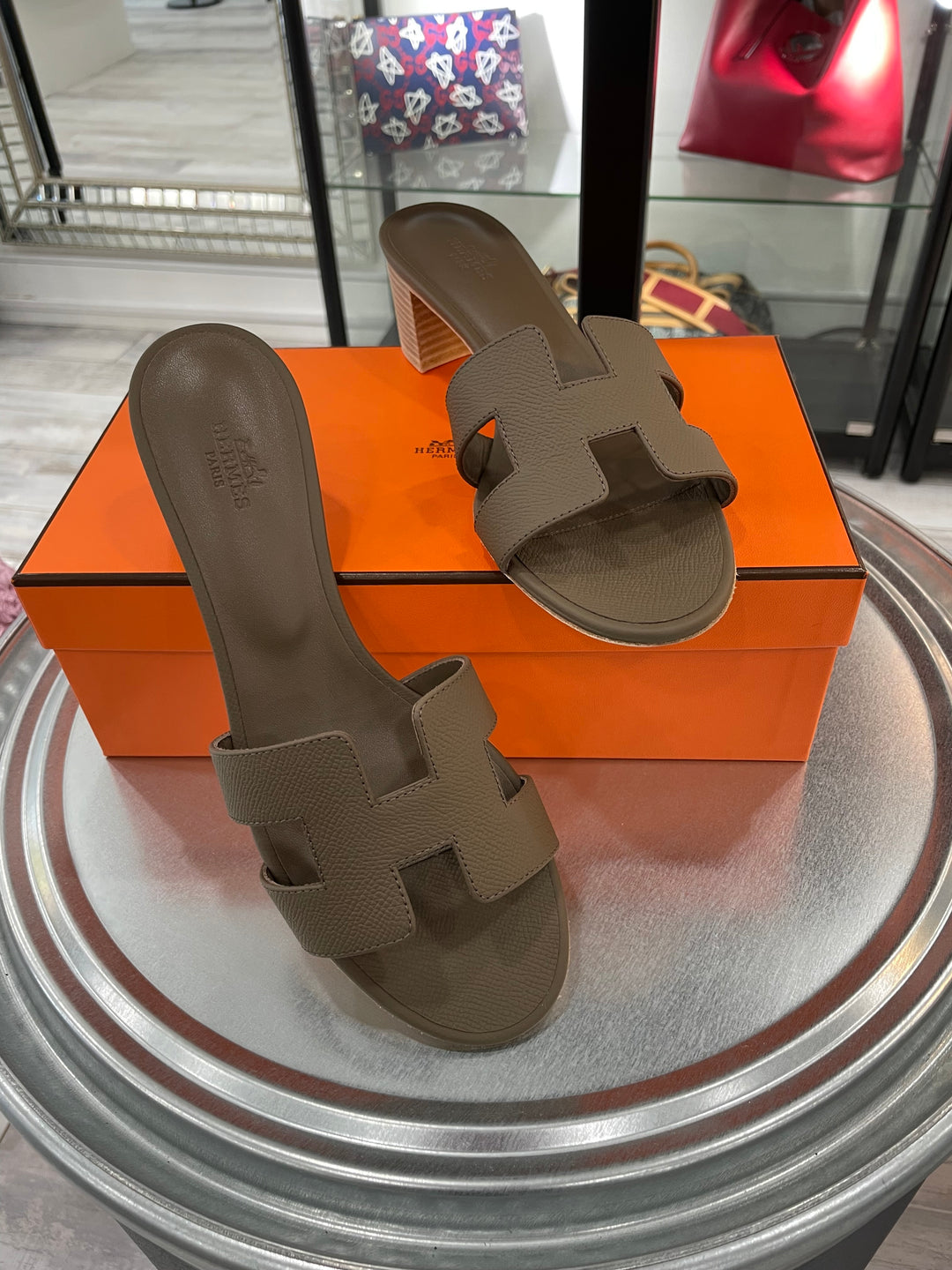 HERMÈS ORAN OASIS H EPSOM LEATHER MULES IN ETOUPE
