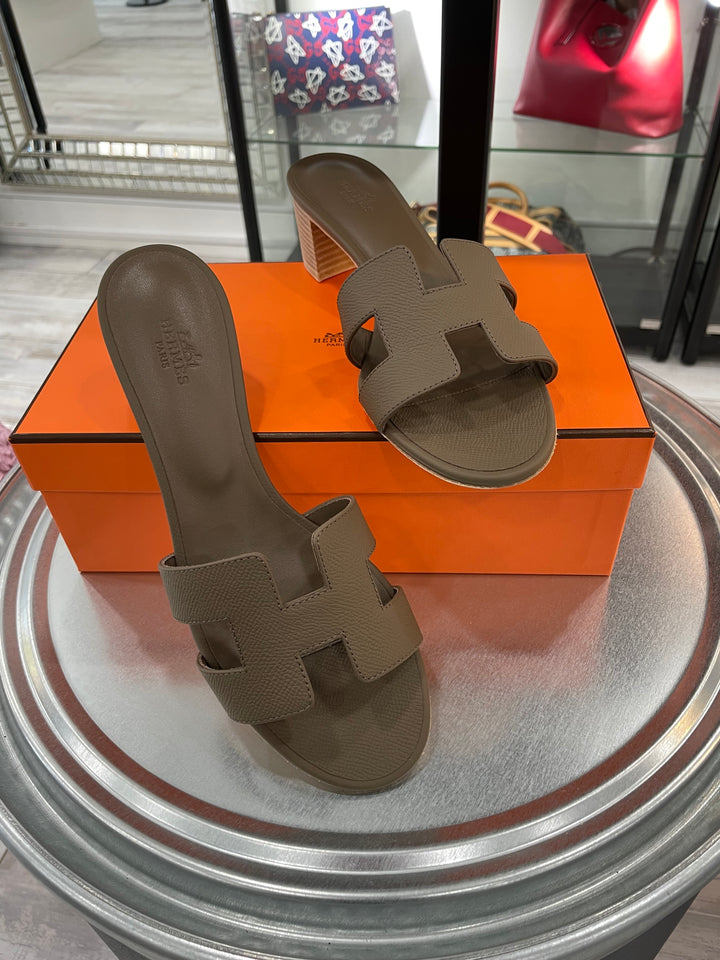 HERMÈS ORAN OASIS H EPSOM LEATHER MULES IN ETOUPE