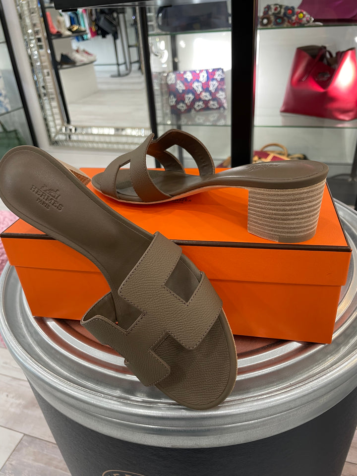 HERMÈS ORAN OASIS H EPSOM LEATHER MULES IN ETOUPE