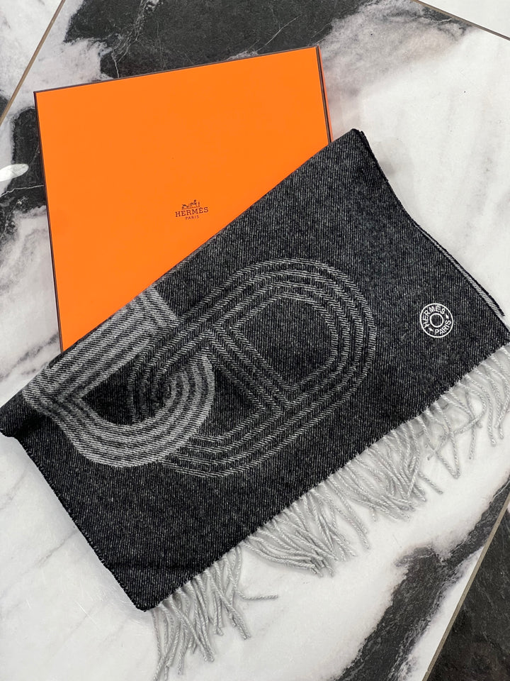 HERMÈS FRINGE CIRCUIT 24 GRAY CASHMERE UNISEX SCARF – Caroline's