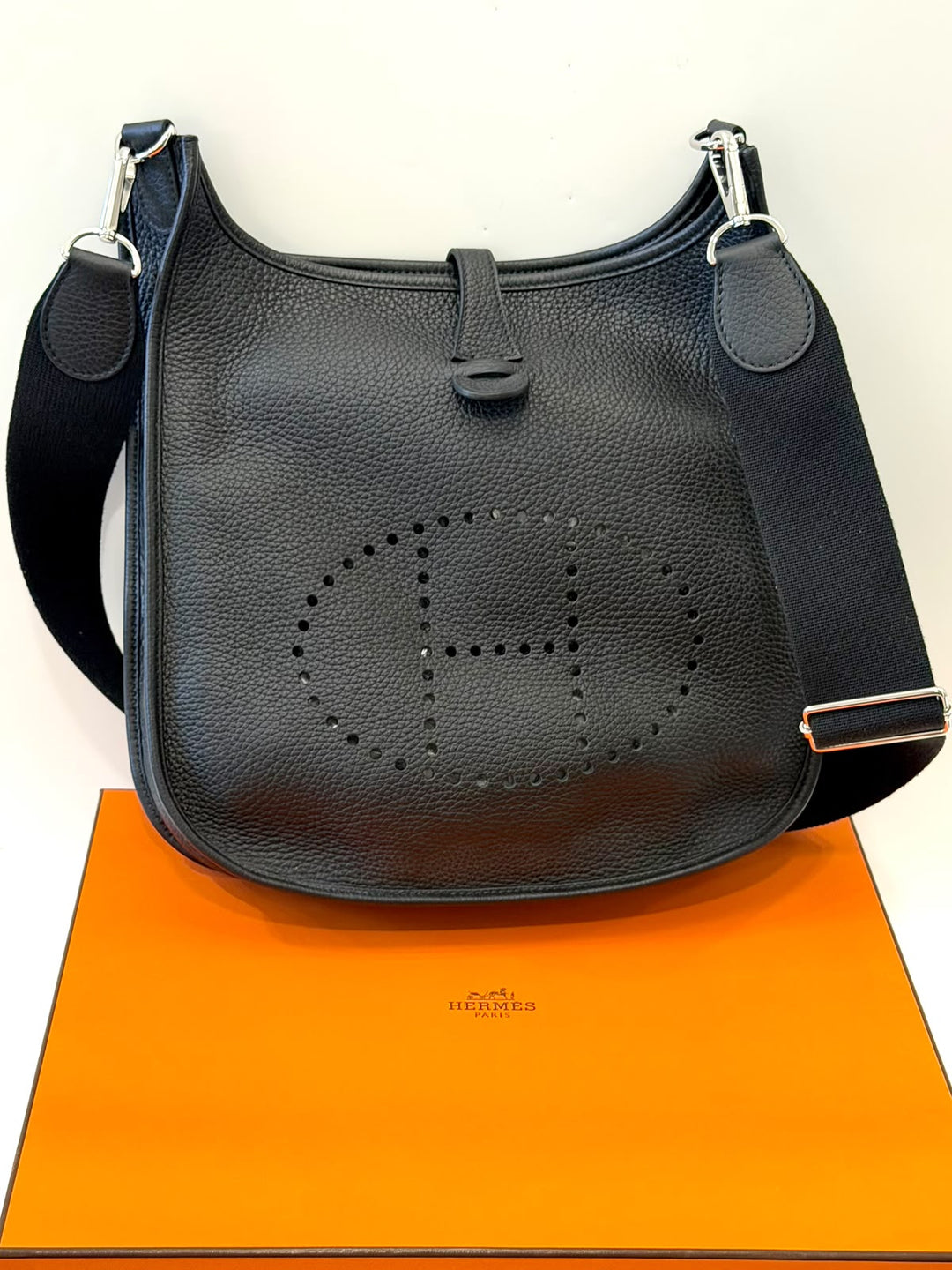 HERMÈS TAURILLON CLEMENCE LEATHER EVELYNE III GM CROSSBODY BAG