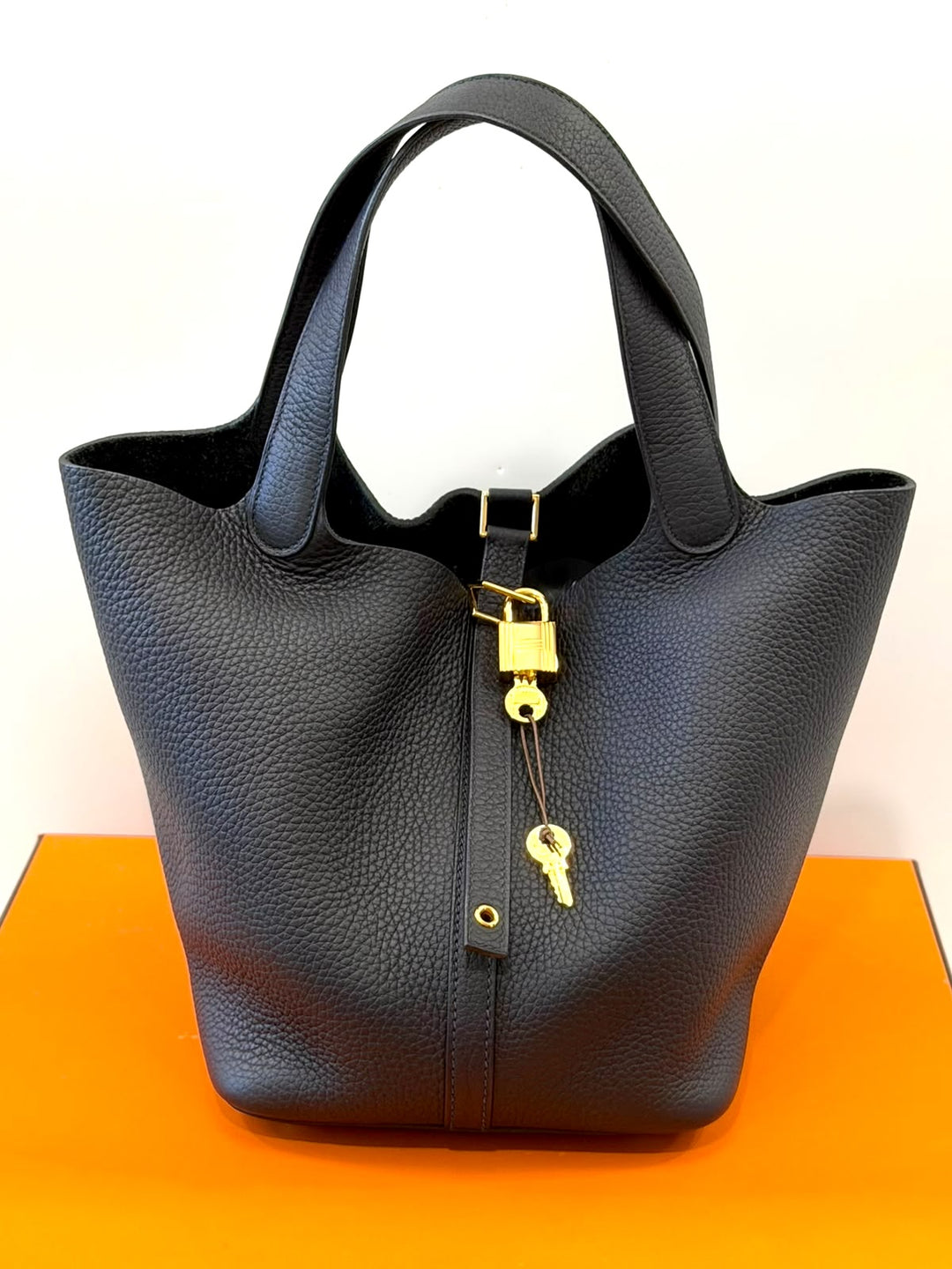 HERMÈS TAURILLON CLÉMENCE LEATHER PICOTIN LOCK 22 BUCKET BAG