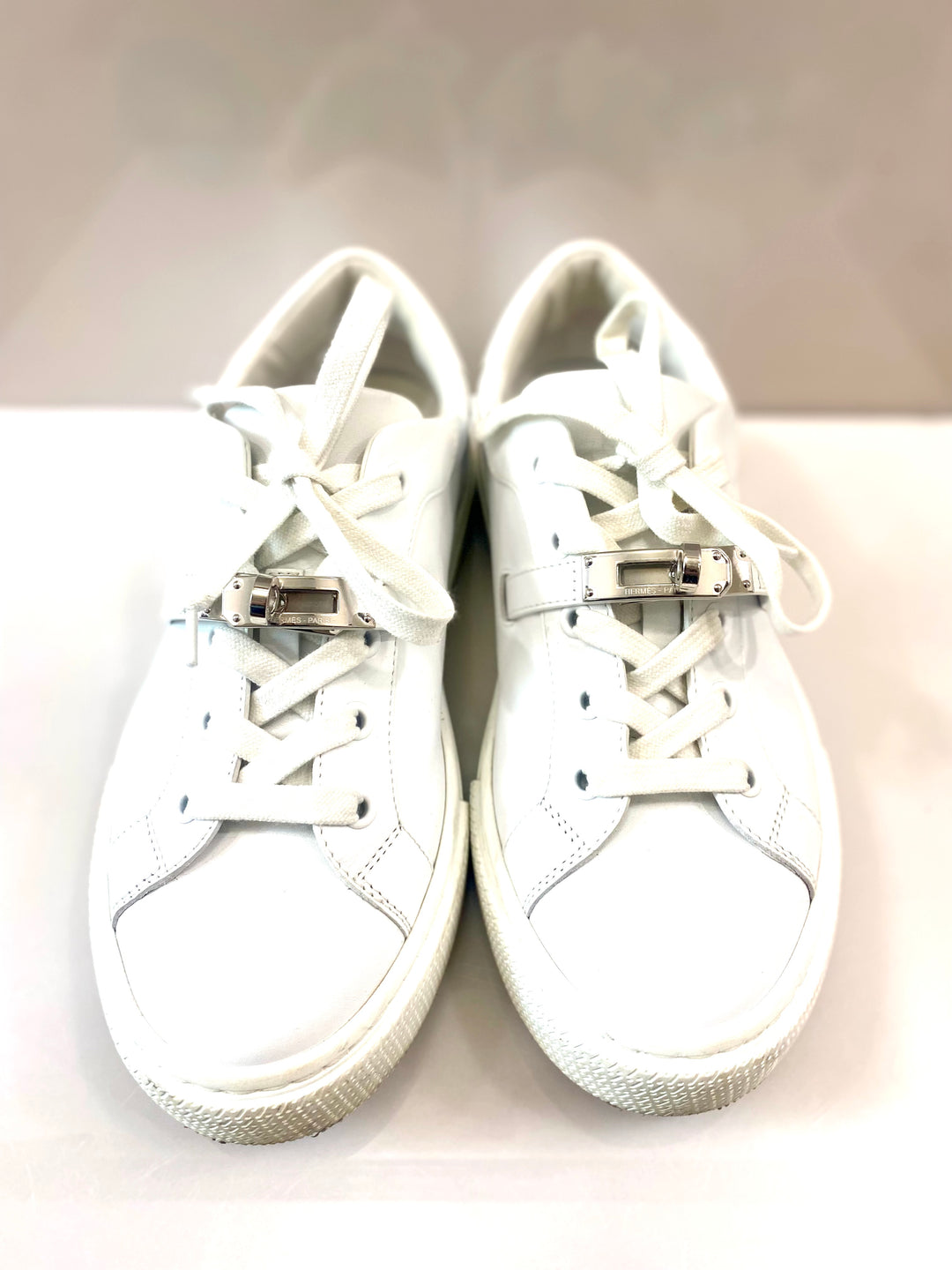スニーカー HERMES | Women Classic Kelly buckle calfskin Day sneaker HERMÈS DAY KELLY CALFSKIN LEATHER SNEAKERS – Caroline's