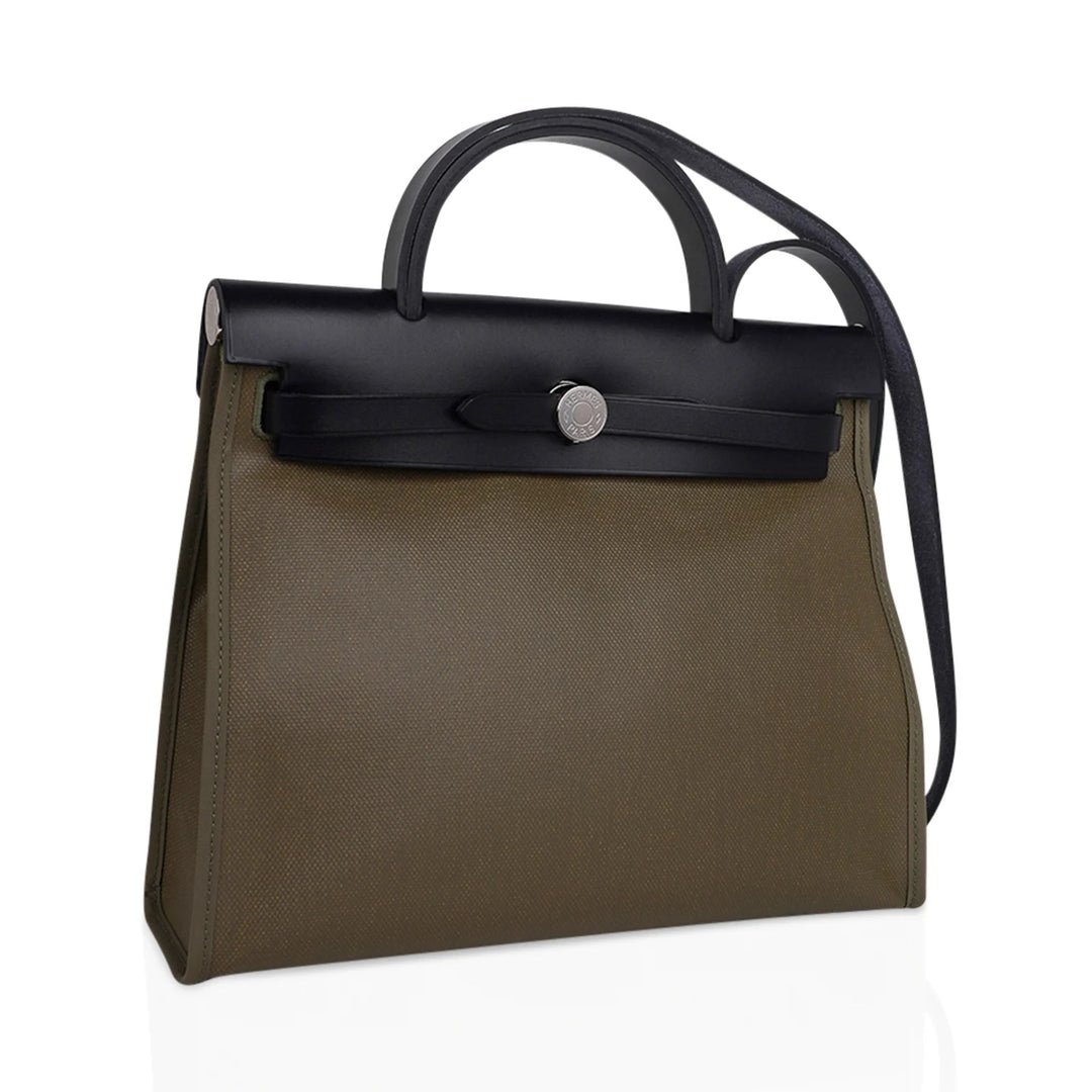ネイビーでコーデに合わせやすい サマーバック Hermes Herbag 31 ネイビーでコーデに合わせやすい サマーバック Hermes Herbag 31