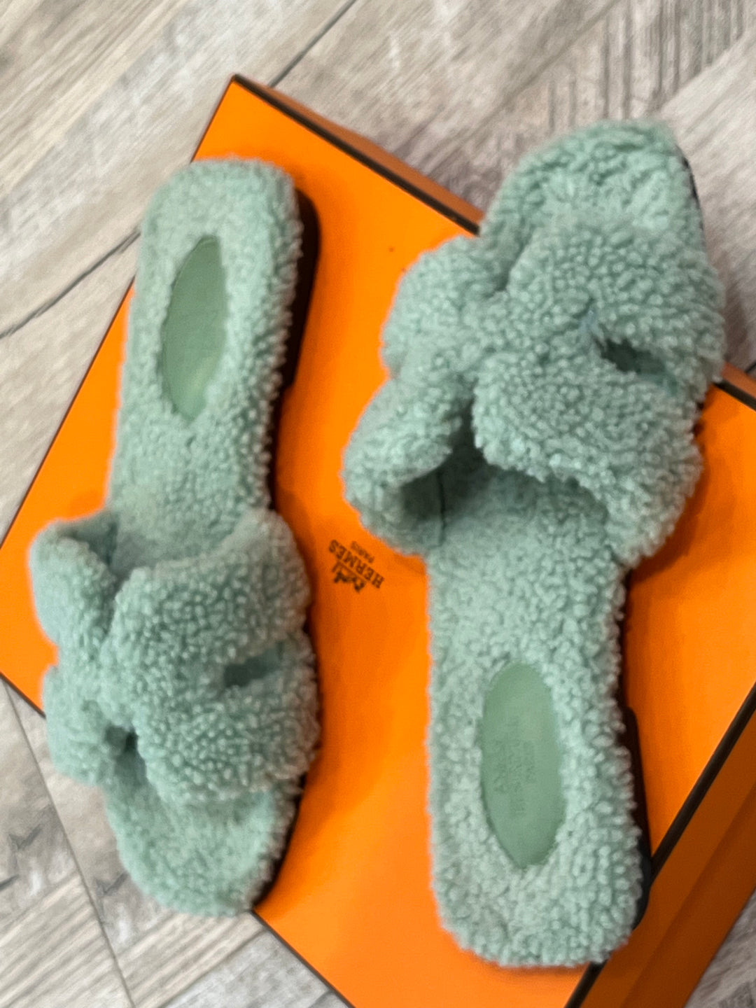 HERMÈS WOOLSKIN ORAN SANDALS IN VERT D&