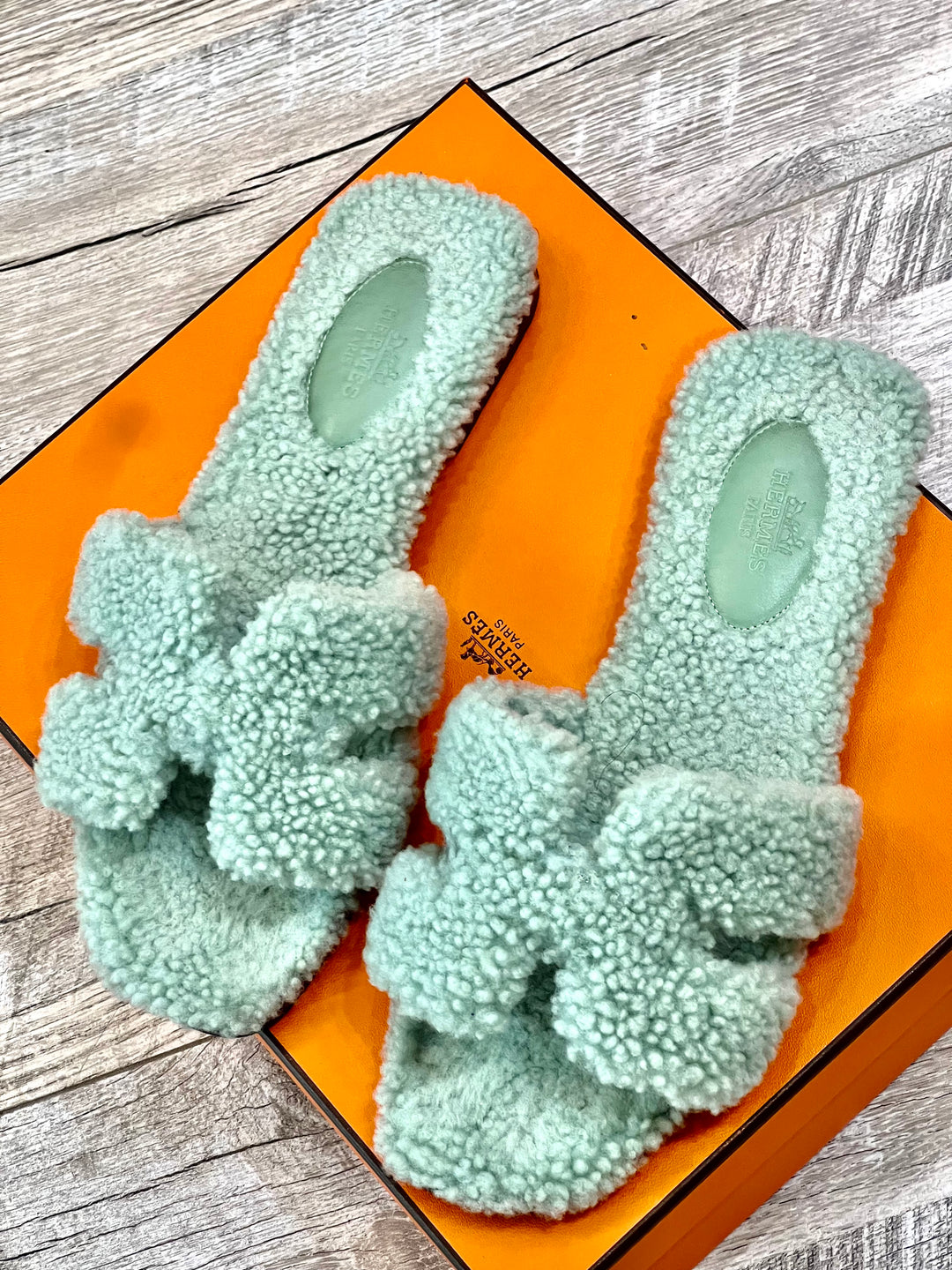 HERMÈS WOOLSKIN ORAN SANDALS IN VERT D&