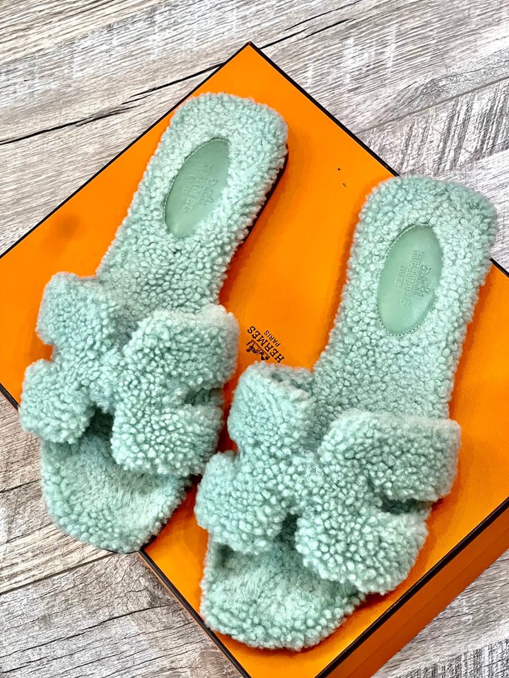HERMÈS WOOLSKIN ORAN SANDALS IN VERT D&