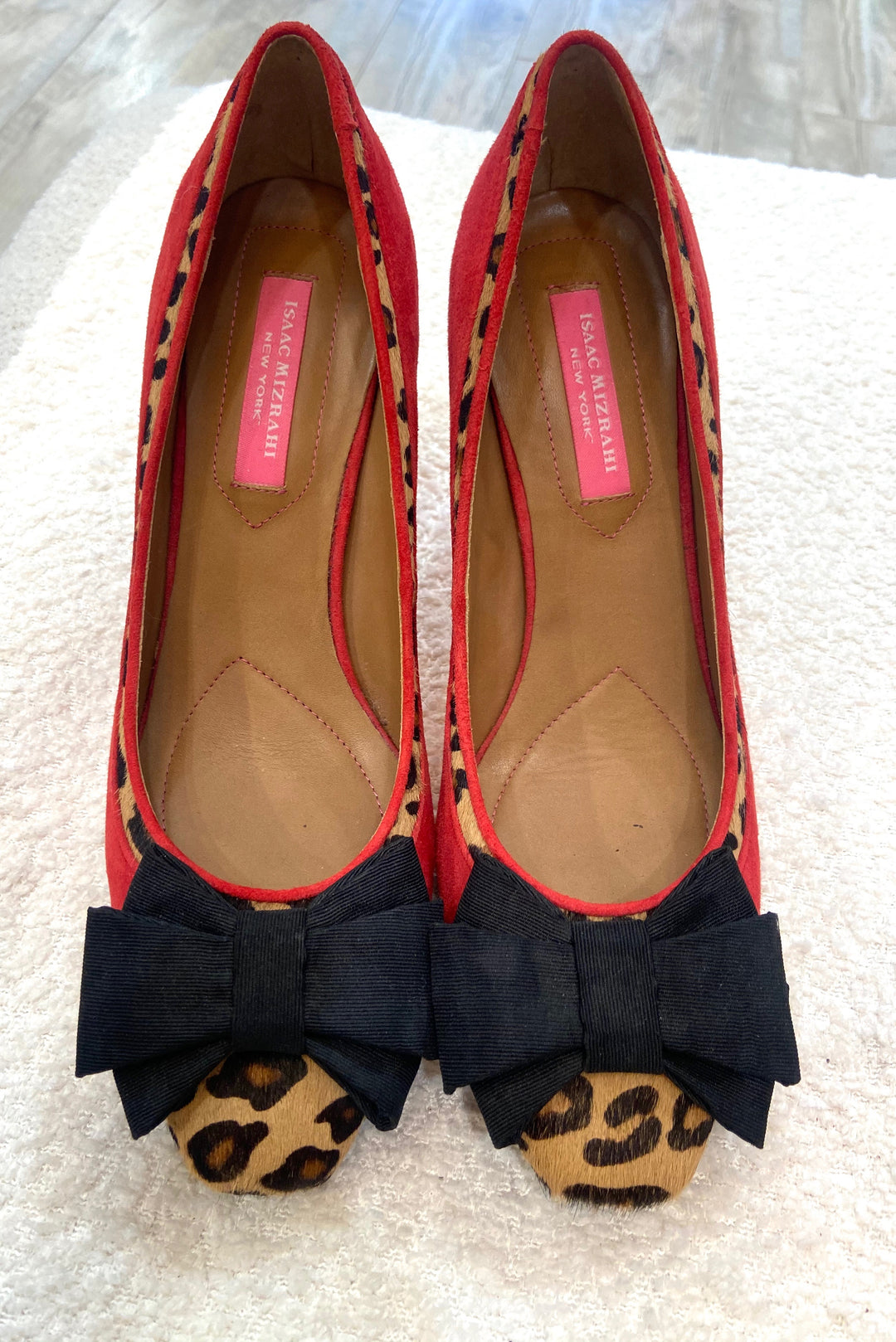ISAAC MIZRAHI NY SUEDE LEOPARD PRINT BOW PUMPS