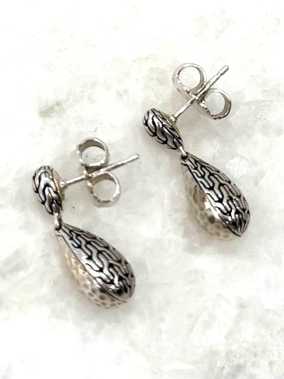 JOHN HARDY STERLING SILVER PALU HAMMERED SMALL DROP EARRINGS