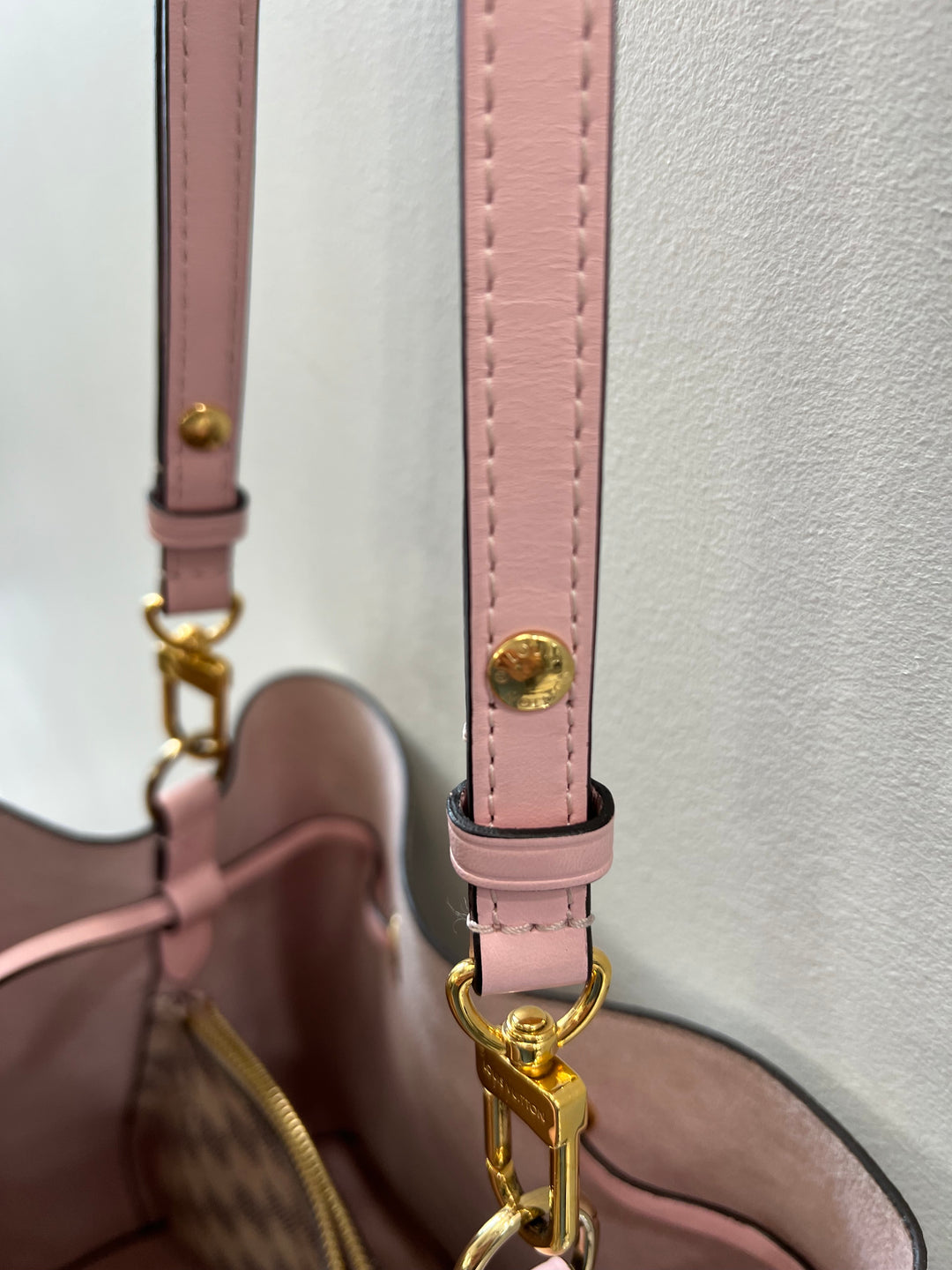 LOUIS VUITTON DAMIER AZUR NEONOE MM EAU DE ROSE – Caroline's Fashion  Luxuries