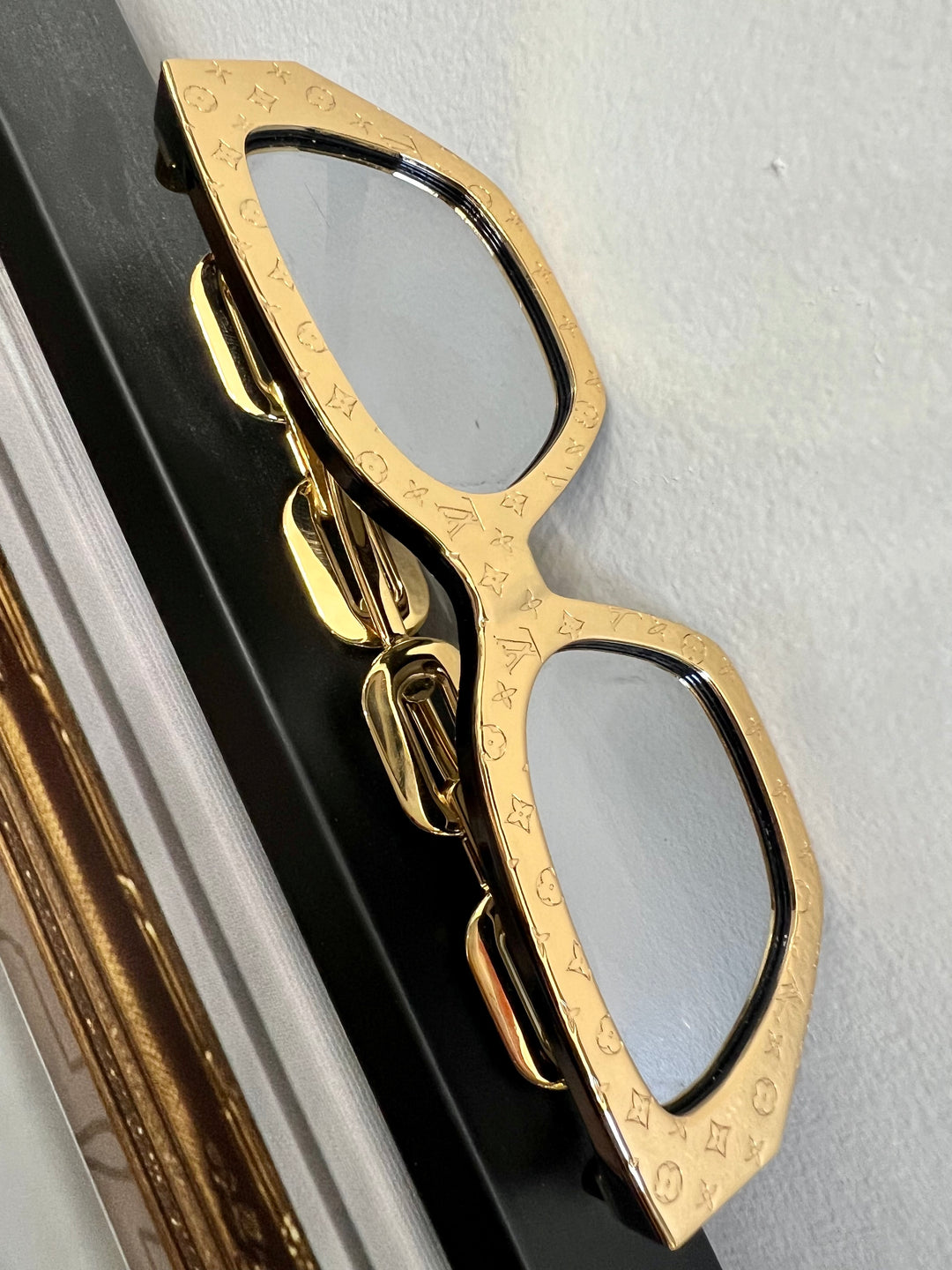 Louis Vuitton ピアス LV エッジ Edge Louis Vuitton LV Edge lined earings Gold hardware Metal ref