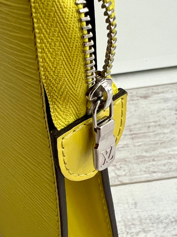 LOUIS VUITTON EPI LEATHER TOILETRY POUCH