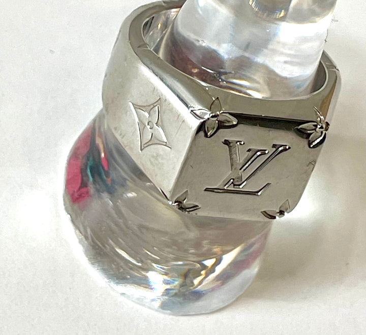 LOUIS VUITTON MONOGRAM SIGNET RING PALLADIUM FINISH
