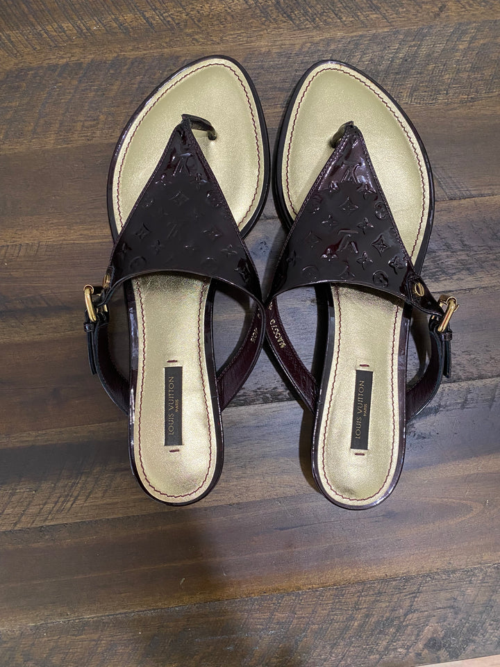 LOUIS VUITTON MONOGRAM VERNIS THONG SANDALS