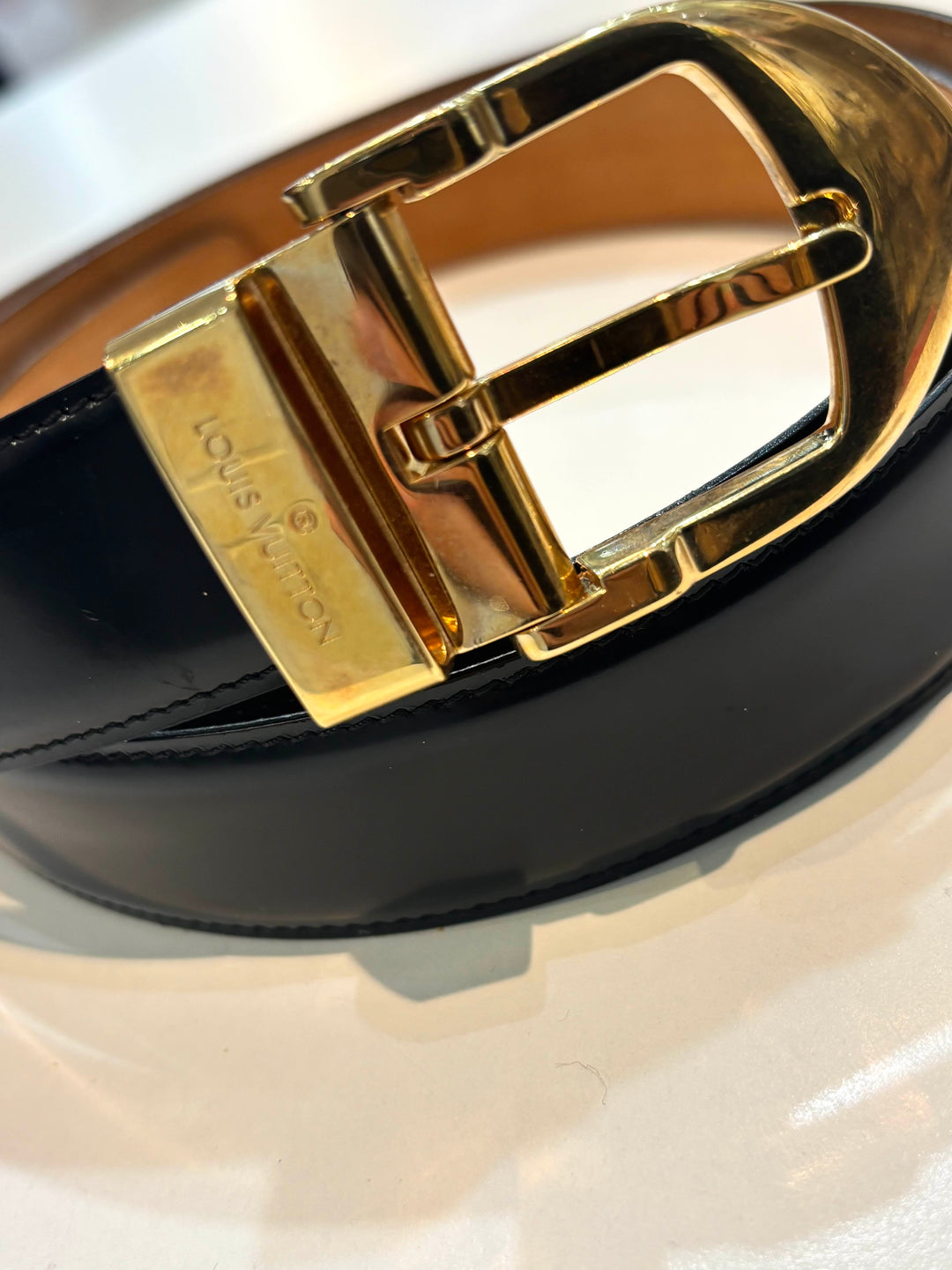 LOUIS VUITTON TAIGALEATHER GOLD-TONE BUCKLE BELT